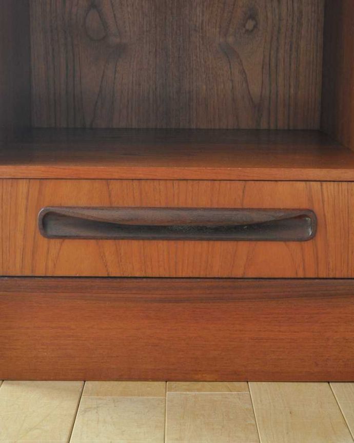 G-PLAN(Gプラン) アンティーク家具 G-PLAN社のシンプルでオシャレなベッドサイドチェスト。シンプルでカッコいい取っ手北欧デザインらしいシンプルなデザインの取っ手。(x-1173-f)