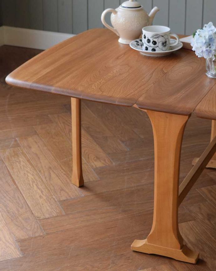 アーコールの家具　アンティーク家具　アーコール社のアンティーク家具、伸張式のコーヒーテーブル。シンプルでスッキリとカッコいい脚まるでゲート（門）が開くような脚の形から名前が付けられたゲートレッグテーブル。(x-1174-f)