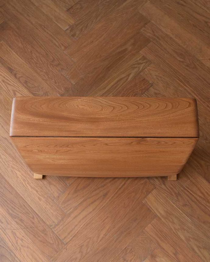 アーコールの家具　アンティーク家具　アーコール社のアンティーク家具、伸張式のコーヒーテーブル。畳むとこんなにスリムなサイズリーフを閉じた状態のテーブルを上から見るとこんな感じ。(x-1174-f)