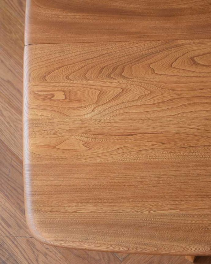 アーコールの家具　アンティーク家具　アーコール社のアンティーク家具、伸張式のコーヒーテーブル。天板を近くで見るとこんな感じ。(x-1174-f)