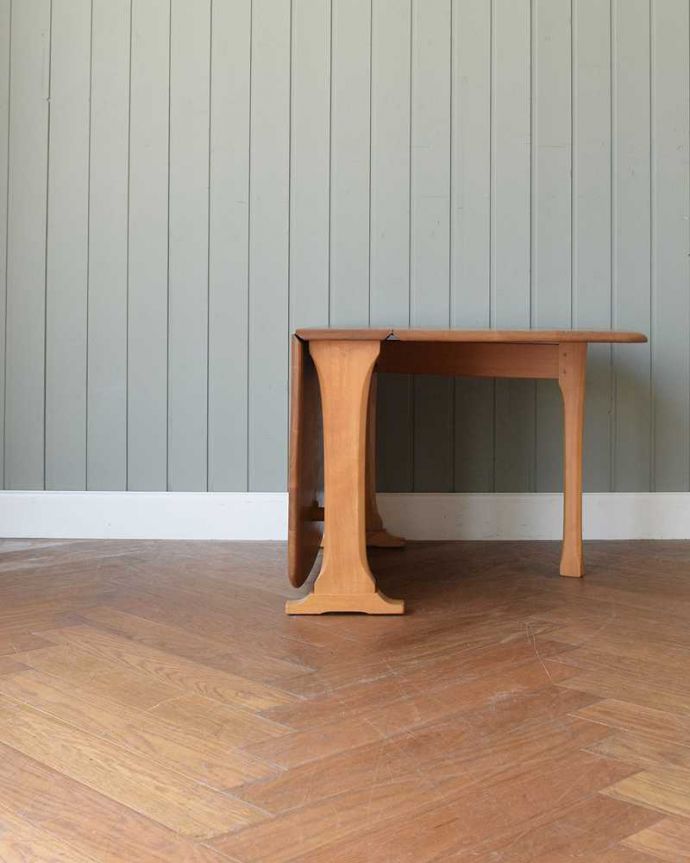 アーコールの家具　アンティーク家具　アーコール社のアンティーク家具、伸張式のコーヒーテーブル。片方開くと････片方のリーフを開くとこんな感じ。(x-1174-f)