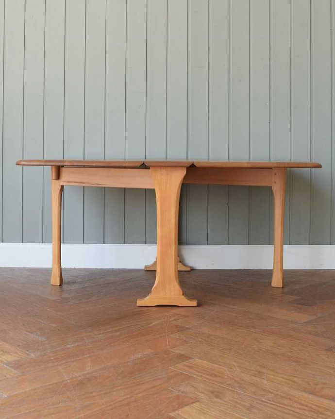 アーコールの家具　アンティーク家具　アーコール社のアンティーク家具、伸張式のコーヒーテーブル。両方開けば大きなサイズゲートレッグテーブルはゲートが開くように作られた脚のデザインも印象的。(x-1174-f)