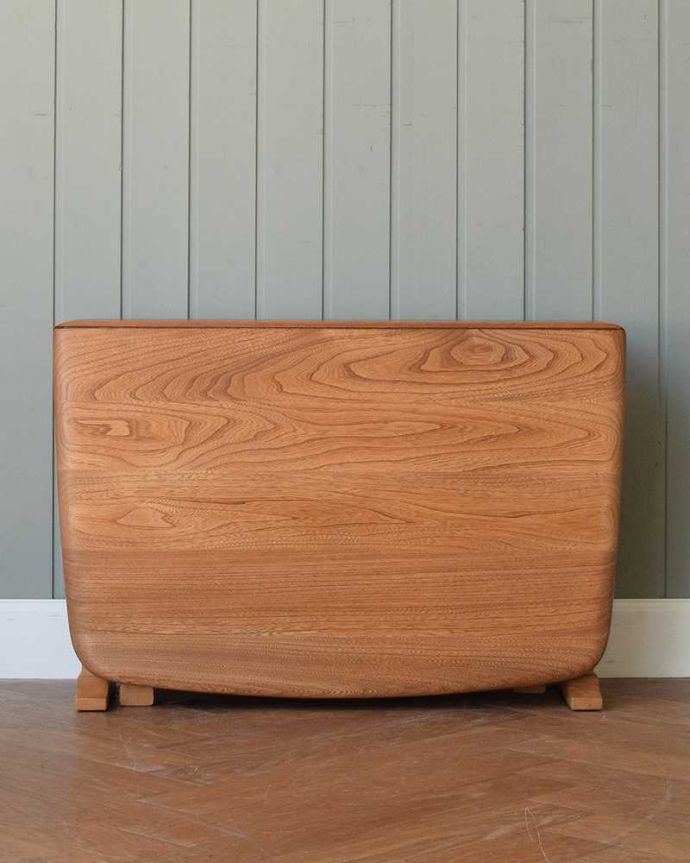 アーコールの家具　アンティーク家具　アーコール社のアンティーク家具、伸張式のコーヒーテーブル。天板を閉じると…閉じて壁に付ければなんだか違う家具に見えちゃうんです。(x-1174-f)