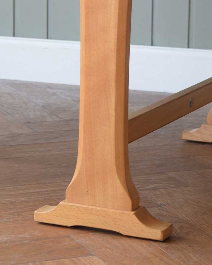 アーコールの家具　アンティーク家具　アーコール社のアンティーク家具、伸張式のコーヒーテーブル。持ち上げなくても移動できます！Handleのアンティークは、脚の裏にフェルトキーパーをお付けしていますので、持ち上げなくても床を滑らせて移動させることが出来ます。(x-1174-f)