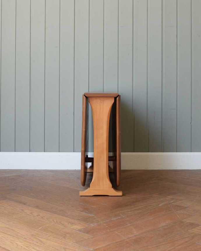 アーコールの家具　アンティーク家具　アーコール社のアンティーク家具、伸張式のコーヒーテーブル。横から見てみると･･･テーブルを横から見るとこんな感じ。(x-1174-f)