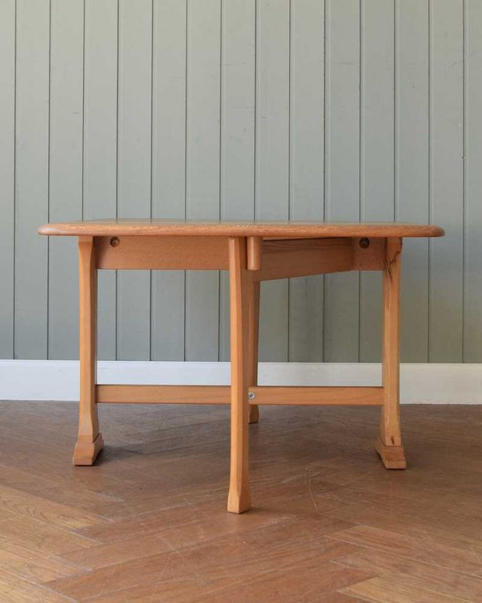 アーコールの家具　アンティーク家具　アーコール社のアンティーク家具、伸張式のコーヒーテーブル。クルッと回転。(x-1174-f)