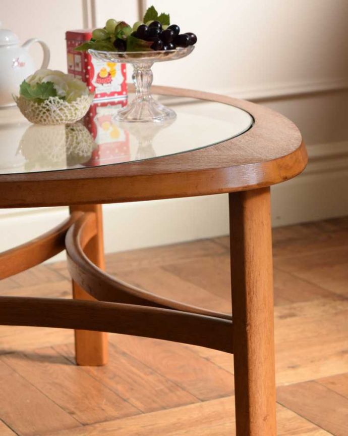 アンティークのテーブル　アンティーク家具　ネイサン社の北欧インテリア、ガラス天板のヴィンテージコーヒーテーブル。木×ガラスが作り出すクールな優しさあたたかい木材の上にクールなガラス天板を乗せたシンプルなデザインは、見た目だけじゃなく使い勝手もバツグン。(x-1175-f)