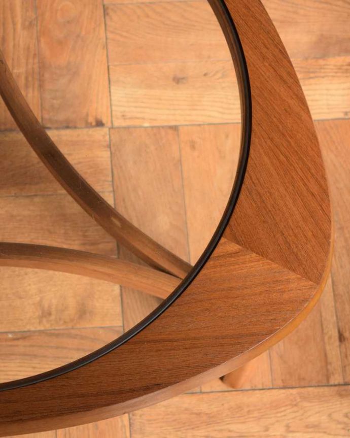 アンティークのテーブル　アンティーク家具　ネイサン社の北欧インテリア、ガラス天板のヴィンテージコーヒーテーブル。天板を近くで見てみると･･･こんな感じでとってもキレイです！気になる方には新しいガラス天板に取り替えてお届けします。(x-1175-f)