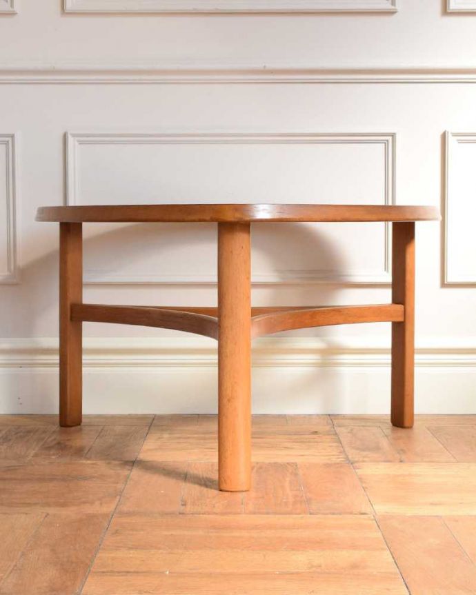 アンティークのテーブル　アンティーク家具　ネイサン社の北欧インテリア、ガラス天板のヴィンテージコーヒーテーブル。横から見てもカッコイイ北欧スタイルの家具はデザインがステキだから、横から見た姿も絵になるカッコよさ！。(x-1175-f)