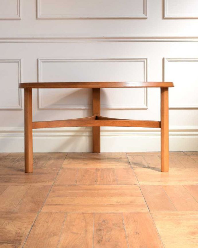 アンティークのテーブル　アンティーク家具　ネイサン社の北欧インテリア、ガラス天板のヴィンテージコーヒーテーブル。見る角度によって見え方が違う…ヴィンテージなので、もちろん経年変化によるキズはありますが、専門の職人がしっかり修復しているので安心さが違います。(x-1175-f)