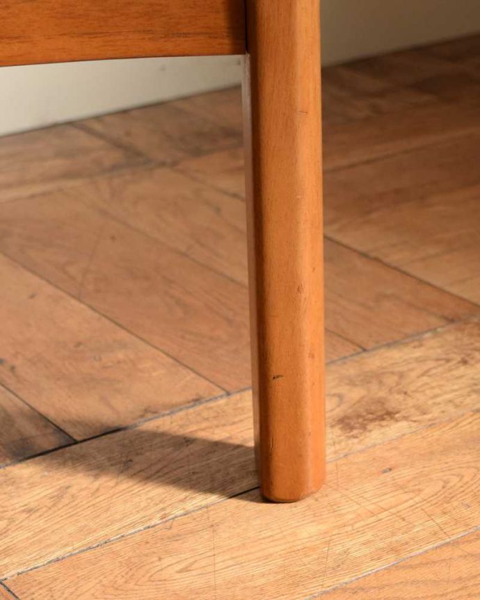 アンティークのテーブル　アンティーク家具　ネイサン社の北欧インテリア、ガラス天板のヴィンテージコーヒーテーブル。女性1人でラクラク運べちゃう仕掛けHandleのアンティークは、脚の裏にフェルトキーパーをお付けしています。(x-1175-f)