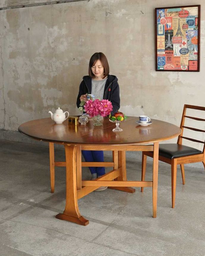 アーコールの家具　アンティーク家具　アーコール社(ERCOL)のヴィンテージ家具、ドロップリーフテーブル (伸張式)。使い方に合わせて3通りで使えるアンティークの定番アンティーク家具の定番テーブルと言えばゲートレッグテーブル。(x-1176-f)