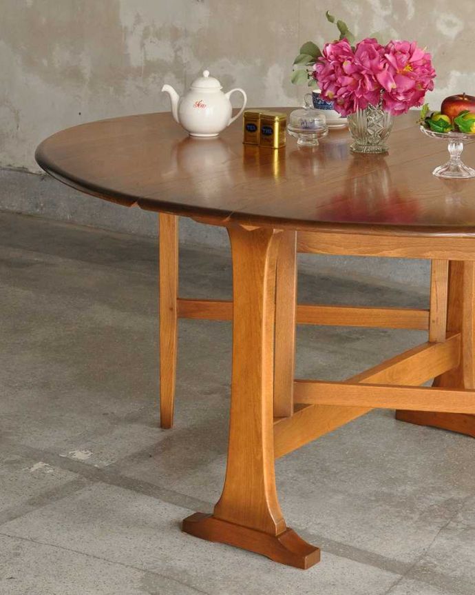 アーコールの家具　アンティーク家具　アーコール社(ERCOL)のヴィンテージ家具、ドロップリーフテーブル (伸張式)。自慢はやっぱりゲート（門）のような脚まるでゲート（門）が開くような脚の形から名前が付けられたゲートレッグテーブル。(x-1176-f)