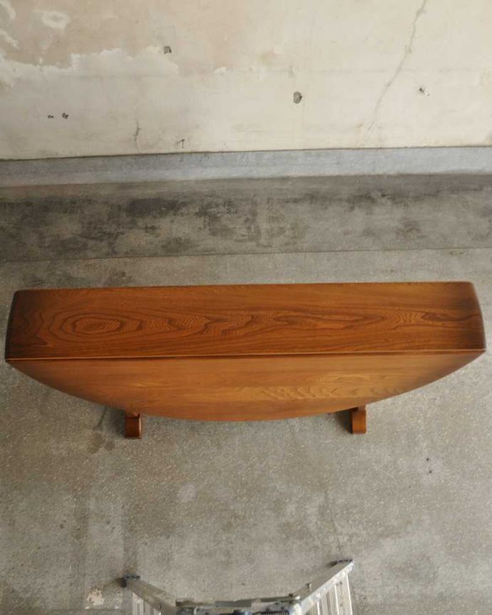 アーコールの家具　アンティーク家具　アーコール社(ERCOL)のヴィンテージ家具、ドロップリーフテーブル (伸張式)。畳むとこんなにスリムなサイズリーフを閉じた状態のテーブルを上から見るとこんな感じ。(x-1176-f)