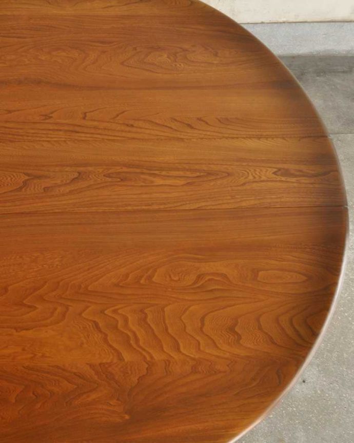 アーコールの家具　アンティーク家具　アーコール社(ERCOL)のヴィンテージ家具、ドロップリーフテーブル (伸張式)。近づいて見てみると･･･手間暇を掛けてアンティーク家具専門の職人が丁寧に修復した天板は、木目も美しいんです。(x-1176-f)