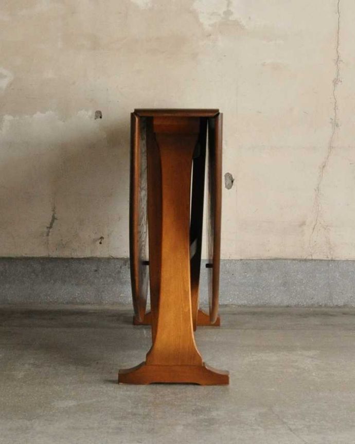 アーコールの家具　アンティーク家具　アーコール社(ERCOL)のヴィンテージ家具、ドロップリーフテーブル (伸張式)。横から見てみると･･･テーブルを横から見るとこんな感じ。(x-1176-f)