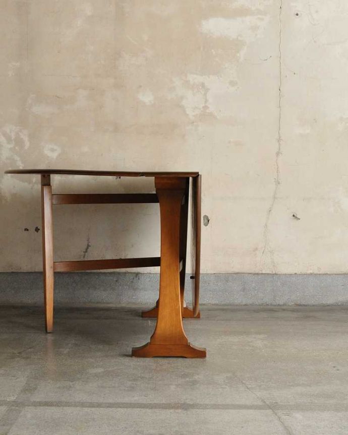 アーコールの家具　アンティーク家具　アーコール社(ERCOL)のヴィンテージ家具、ドロップリーフテーブル (伸張式)。片方開くと････片方のリーフを開くとこんな感じ。(x-1176-f)
