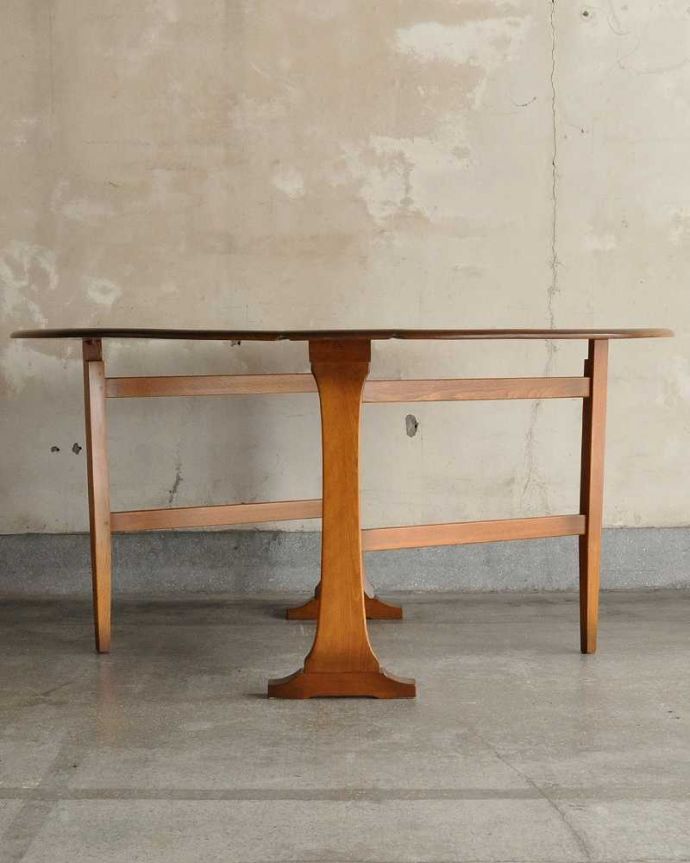 アーコールの家具　アンティーク家具　アーコール社(ERCOL)のヴィンテージ家具、ドロップリーフテーブル (伸張式)。両方開けば大きなサイズゲートレッグテーブルはゲートが開くように作られた脚のデザインも印象的。(x-1176-f)