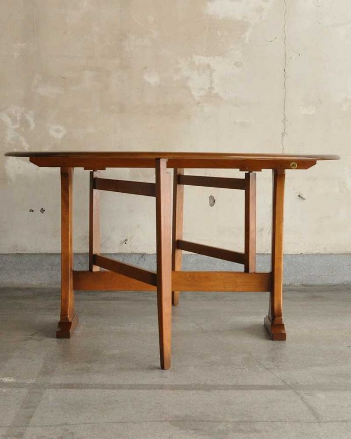 アーコールの家具　アンティーク家具　アーコール社(ERCOL)のヴィンテージ家具、ドロップリーフテーブル (伸張式)。クルッと回転。(x-1176-f)