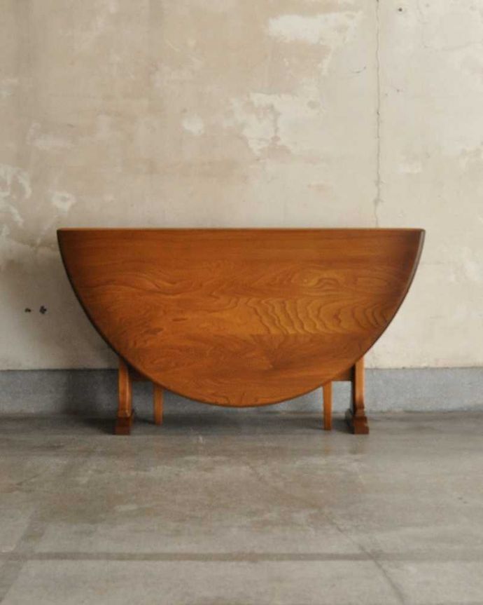 アーコールの家具　アンティーク家具　アーコール社(ERCOL)のヴィンテージ家具、ドロップリーフテーブル (伸張式)。天板を閉じると…閉じて壁に付ければなんだか違う家具に見えちゃうんです。(x-1176-f)