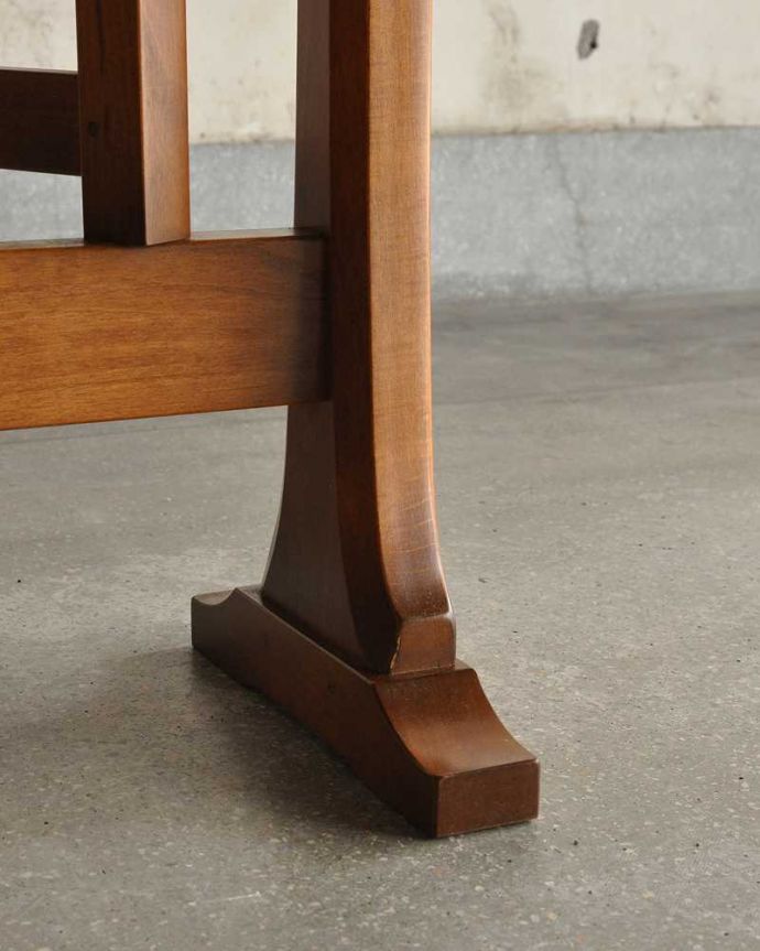 アーコールの家具　アンティーク家具　アーコール社(ERCOL)のヴィンテージ家具、ドロップリーフテーブル (伸張式)。持ち上げなくても移動できます！Handleのアンティークは、脚の裏にフェルトキーパーをお付けしていますので、持ち上げなくても床を滑らせれば女性でも簡単に移動させることが出来ます。(x-1176-f)