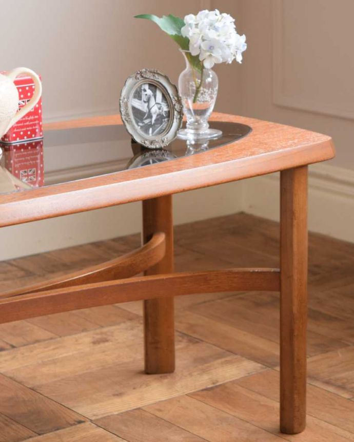 アンティークのテーブル　アンティーク家具　ネイサン社の北欧インテリア、ガラス天板のヴィンテージコーヒーテーブル。木×ガラスが作り出すクールな優しさあたたかい木材の上にクールなガラス天板を乗せたシンプルなデザインは、見た目だけじゃなく使い勝手もバツグン。(x-1177-f)