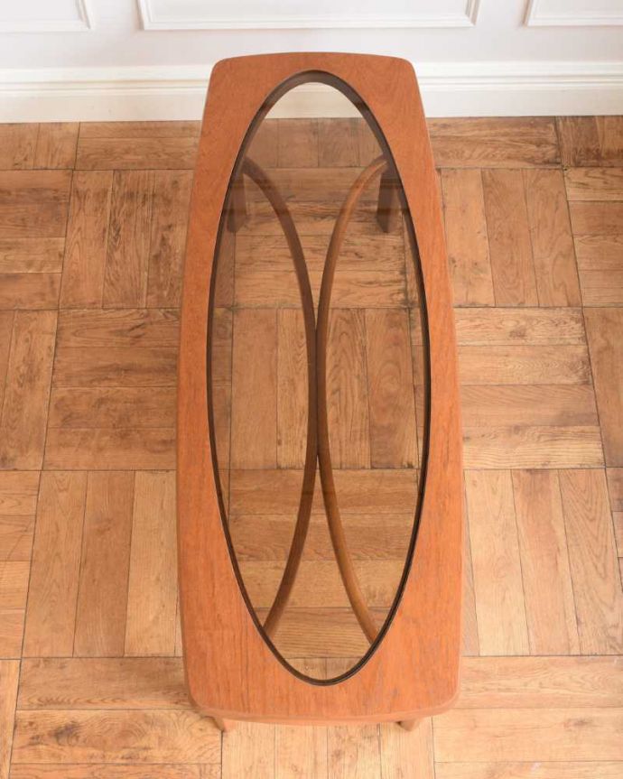 アンティークのテーブル　アンティーク家具　ネイサン社の北欧インテリア、ガラス天板のヴィンテージコーヒーテーブル。上から見るとこんな感じ。(x-1177-f)