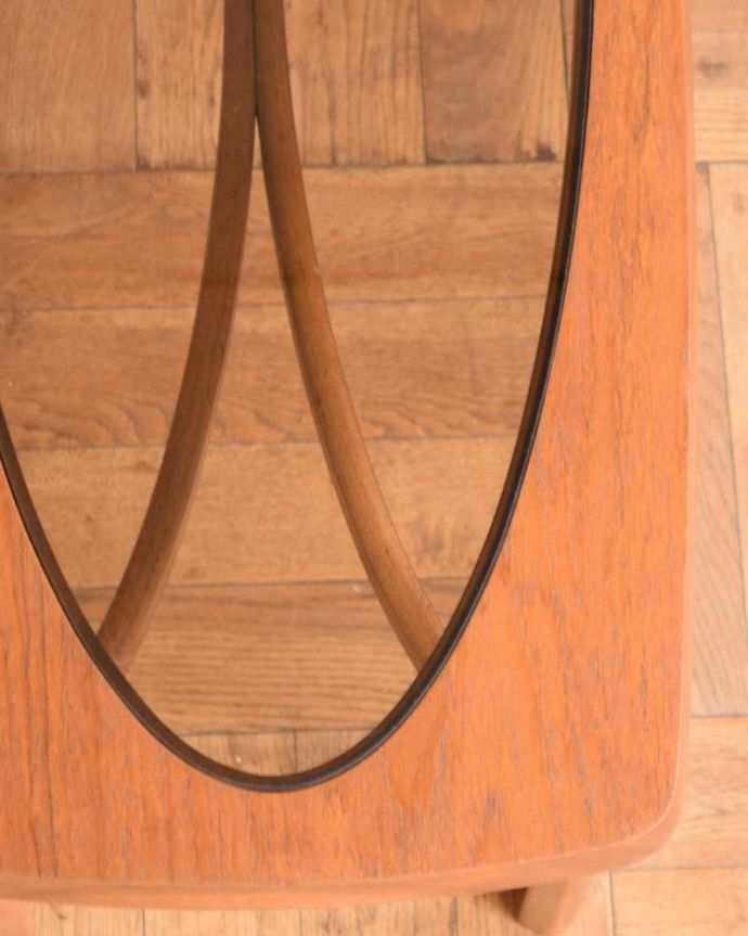 アンティークのテーブル　アンティーク家具　ネイサン社の北欧インテリア、ガラス天板のヴィンテージコーヒーテーブル。天板を近くで見てみると･･･こんな感じでとってもキレイです！気になる方には新しいガラス天板に取り替えてお届けします。(x-1177-f)