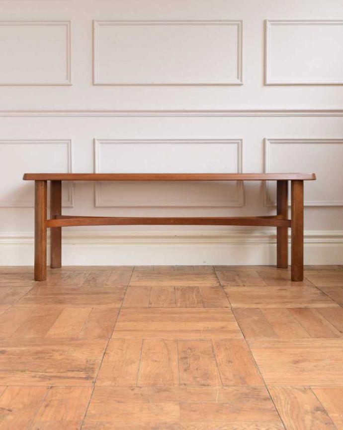 アンティークのテーブル　アンティーク家具　ネイサン社の北欧インテリア、ガラス天板のヴィンテージコーヒーテーブル。横から見てもカッコイイ北欧スタイルの家具はデザインがステキだから、横から見た姿も絵になるカッコよさ！。(x-1177-f)