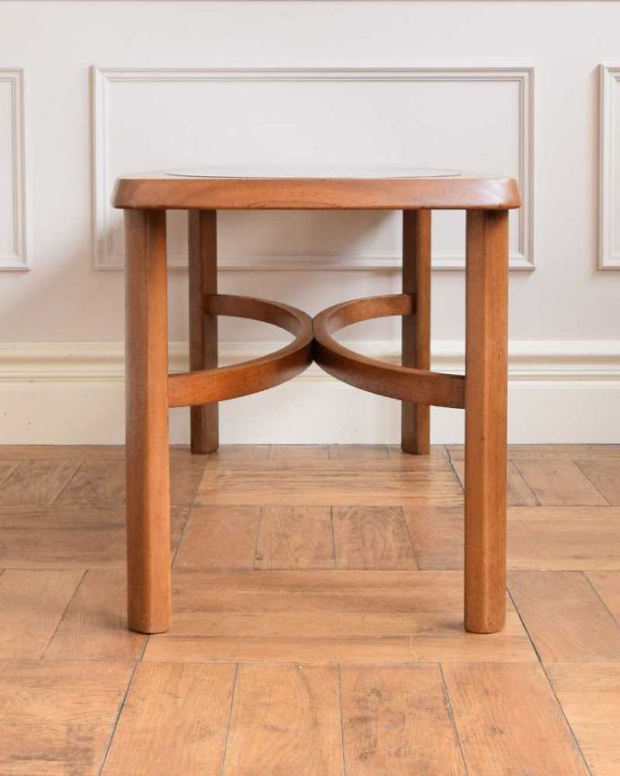 アンティークのテーブル　アンティーク家具　ネイサン社の北欧インテリア、ガラス天板のヴィンテージコーヒーテーブル。見る角度によって見え方が違う…ヴィンテージなので、もちろん経年変化によるキズはありますが、専門の職人がしっかり修復しているので安心さが違います。(x-1177-f)