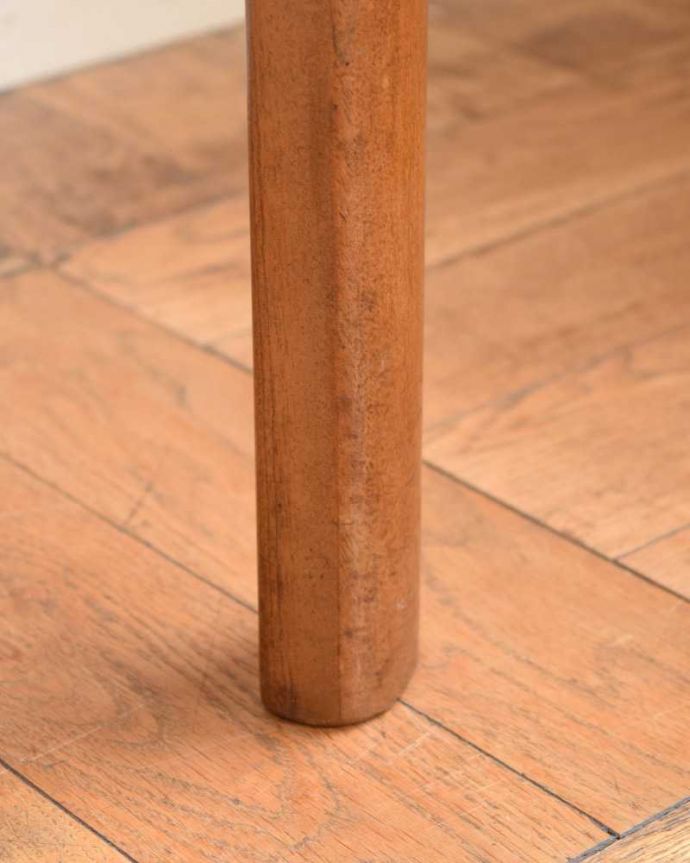 アンティークのテーブル　アンティーク家具　ネイサン社の北欧インテリア、ガラス天板のヴィンテージコーヒーテーブル。女性1人でラクラク運べちゃう仕掛けHandleのアンティークは、脚の裏にフェルトキーパーをお付けしています。(x-1177-f)