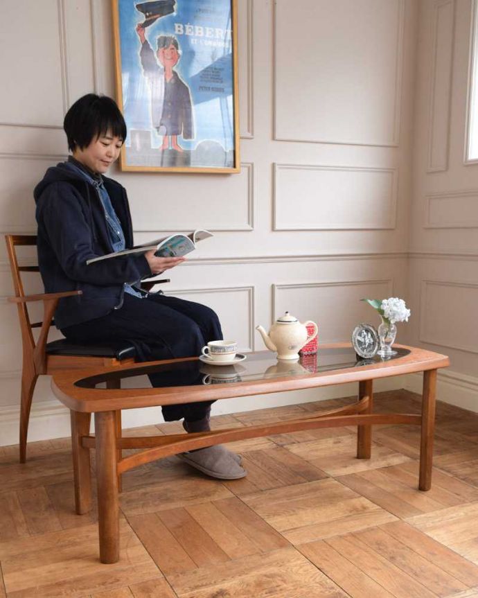 アンティークのテーブル　アンティーク家具　ネイサン社の北欧インテリア、ガラス天板のヴィンテージコーヒーテーブル。女性っぽいシンプルさがカッコいいネイサン社天板がガラスなので女性から見てもバツグンの使いやすさ。(x-1177-f)