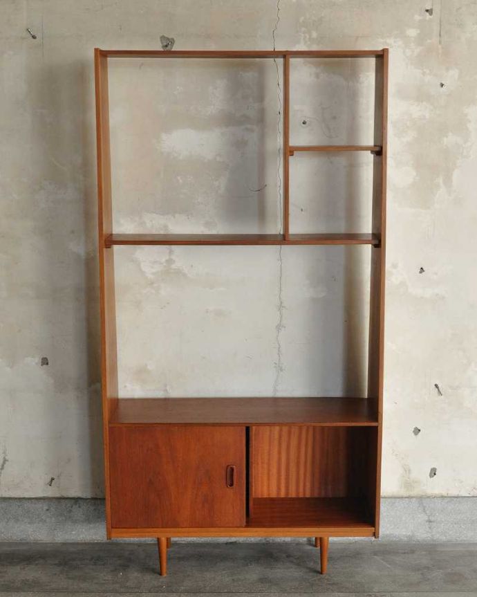 アンティークのキャビネット　アンティーク家具　本棚や飾り棚に使えるヴィンテージ家具、イギリスで見つけたディバイダー。扉の中を開けみると･･･閉じれば見えない扉の中も、もちろん専門の職人がキレイに修復しました。(x-1178-f)