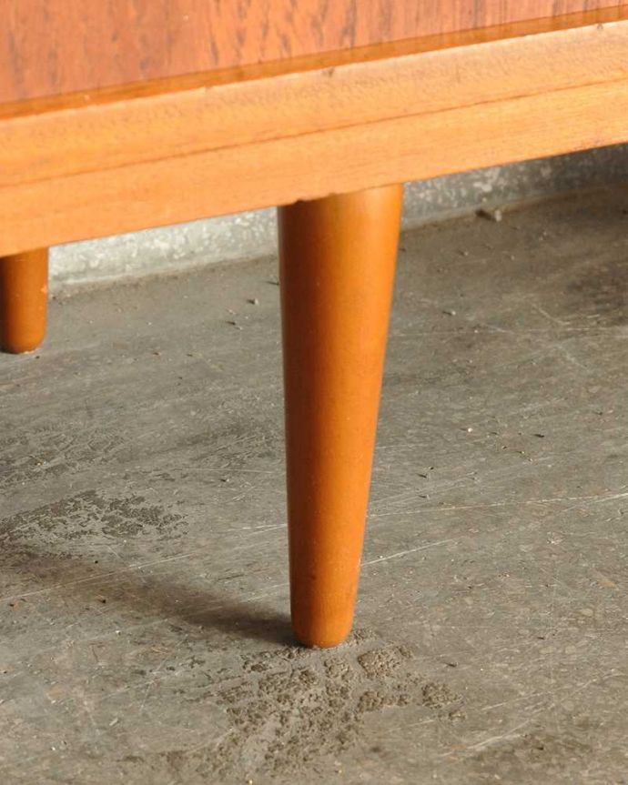 アンティークのキャビネット　アンティーク家具　本棚や飾り棚に使えるヴィンテージ家具、イギリスで見つけたディバイダー。女性１人でラクラク運べちゃうんですHandleのアンティークは、脚の裏にフェルトキーパーをお付けしています。(x-1178-f)