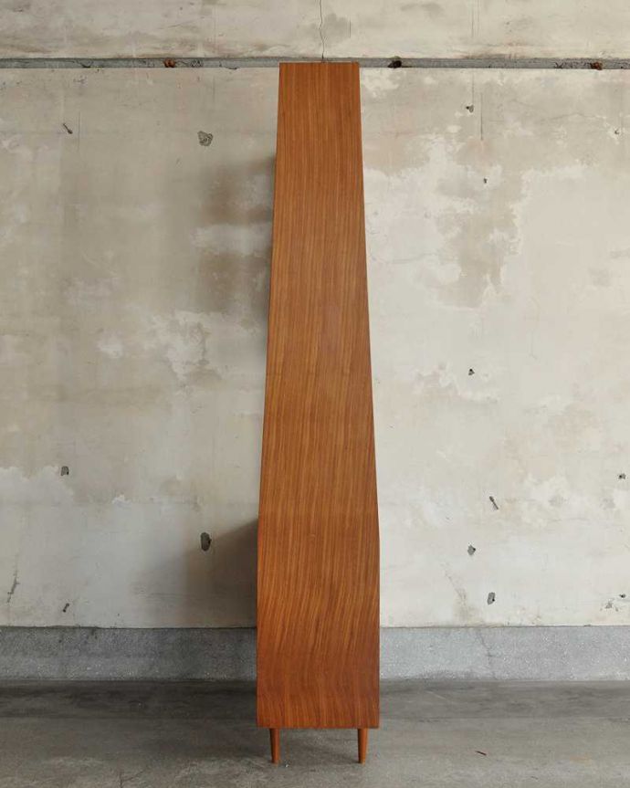 アンティークのキャビネット　アンティーク家具　本棚や飾り棚に使えるヴィンテージ家具、イギリスで見つけたディバイダー。横から見ても素敵なんですもちろん、横から見てもキレイに仕上がっているので、いろんな場所に置いて使って下さい。(x-1178-f)