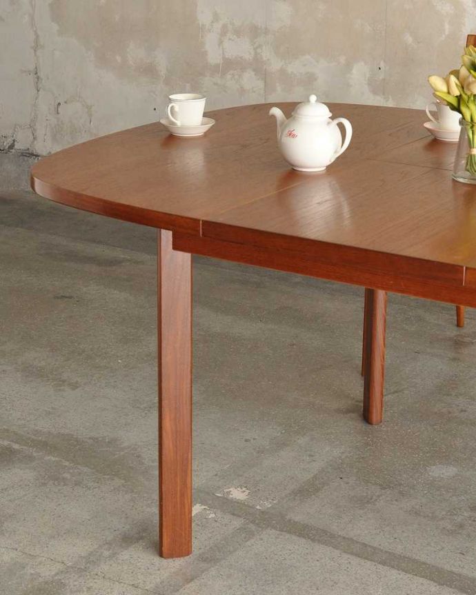 G-PLAN(Gプラン)　アンティーク家具　北欧デザインのダイニングテーブル、伸張できるヴィンテージ家具。スッキリとカッコイイ脚先にいくほど微妙にシェープされたスッキリとした脚。(x-1179-f)