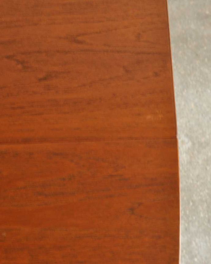 G-PLAN(Gプラン)　アンティーク家具　北欧デザインのダイニングテーブル、伸張できるヴィンテージ家具。シンプルな木目がカッコイイ天板を近くで見てみるとこんな感じです。(x-1179-f)