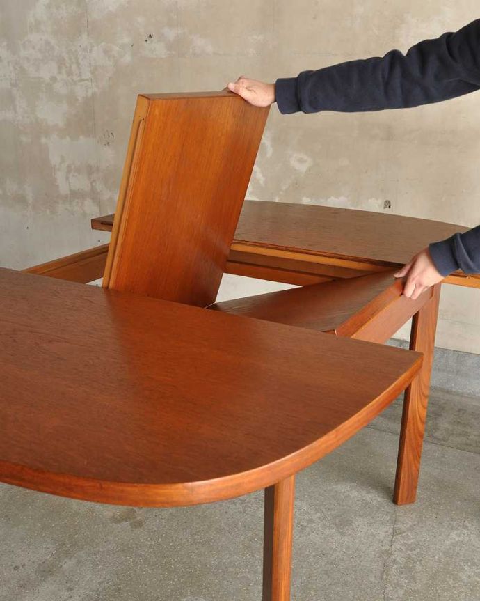 G-PLAN(Gプラン)　アンティーク家具　北欧デザインのダイニングテーブル、伸張できるヴィンテージ家具。あっという間にサイズ変更OK！天板の真ん中から新しい天板が出てきます。(x-1179-f)