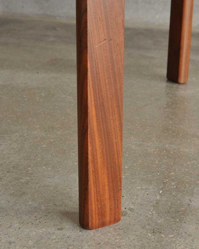 G-PLAN(Gプラン)　アンティーク家具　北欧デザインのダイニングテーブル、伸張できるヴィンテージ家具。持ち上げなくても移動できます！Handleのアンティークは、脚の裏にフェルトキーパーをお付けしていますので、床を滑らせてれば女性1人でも移動が簡単です。(x-1179-f)