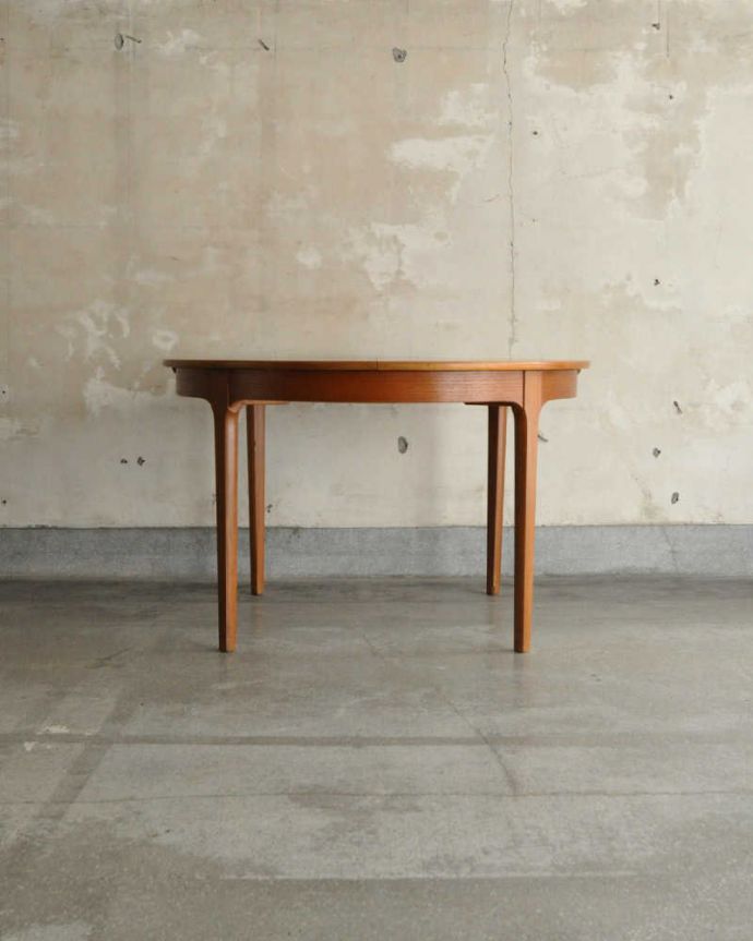 アンティークのテーブル アンティーク家具 Nathan(ネイサン)社の伸張式のヴィンテージダイニングテーブル。真横から見ると・・・サイドから見てみると、こんな感じで美しいです。(x-1180-f)