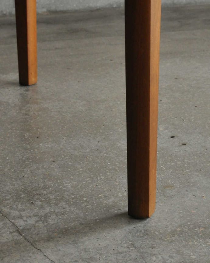 アンティークのテーブル アンティーク家具 Nathan(ネイサン)社の伸張式のヴィンテージダイニングテーブル。持ち上げなくても移動できます!Handleのアンティークは、脚の裏にフェルトキーパーをお付けしていますので、床を滑らせてれば女性1人でも移動が簡単です。(x-1180-f)