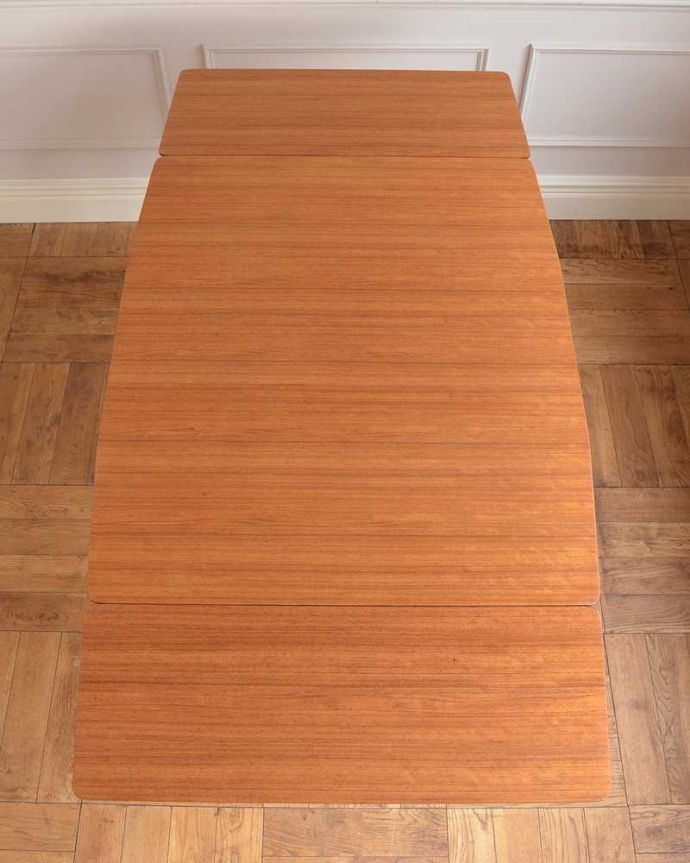 アンティークのテーブル　アンティーク家具　２トーンカラーがお洒落な北欧系のヴィンテージ家具、ドローリーフテーブル（伸張式）。天板もピカピカにお直ししました。(x-1181-f)