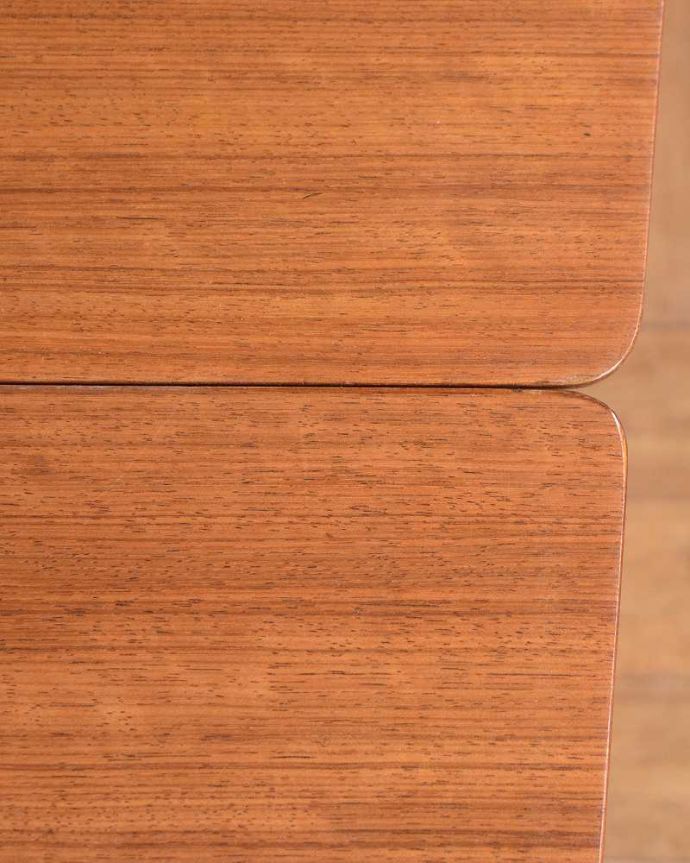 アンティークのテーブル　アンティーク家具　２トーンカラーがお洒落な北欧系のヴィンテージ家具、ドローリーフテーブル（伸張式）。シンプルな木目がカッコイイ天板を近くで見てみるとこんな感じ。(x-1181-f)