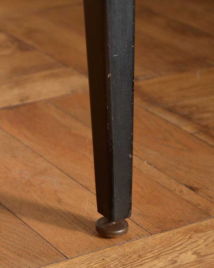 アンティークのテーブル　アンティーク家具　２トーンカラーがお洒落な北欧系のヴィンテージ家具、ドローリーフテーブル（伸張式）。持ち上げなくても移動できます！Handleのアンティークは、脚の裏にフェルトキーパーをお付けしていますので、持ち上げなくても床を滑らせて移動させることが出来ます。(x-1181-f)