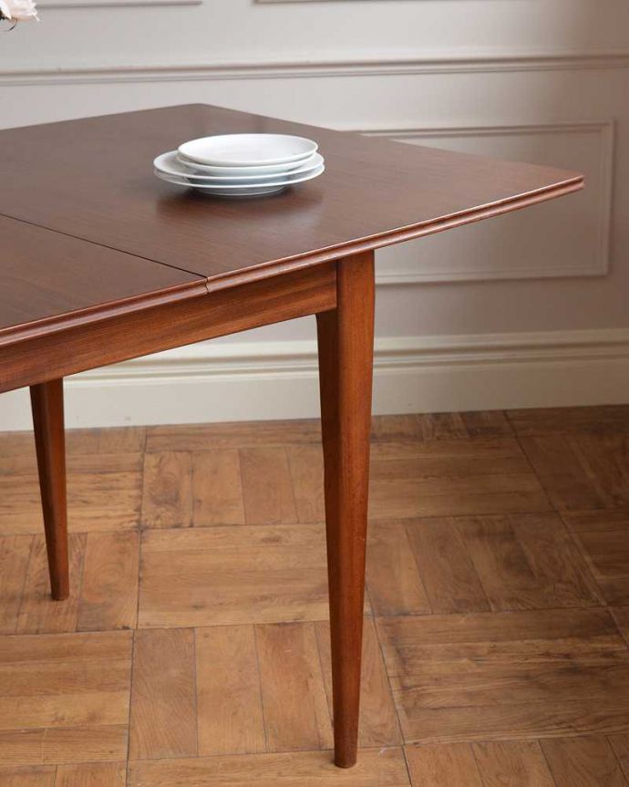 アンティークのテーブル　アンティーク家具　北欧スタイルのヴィンテージ家具、伸張式のダイニングテーブル（エクステンションテーブル）。スッキリとカッコイイ脚先にいくほど微妙にシェープされたスッキリとした脚。(x-1182-f)