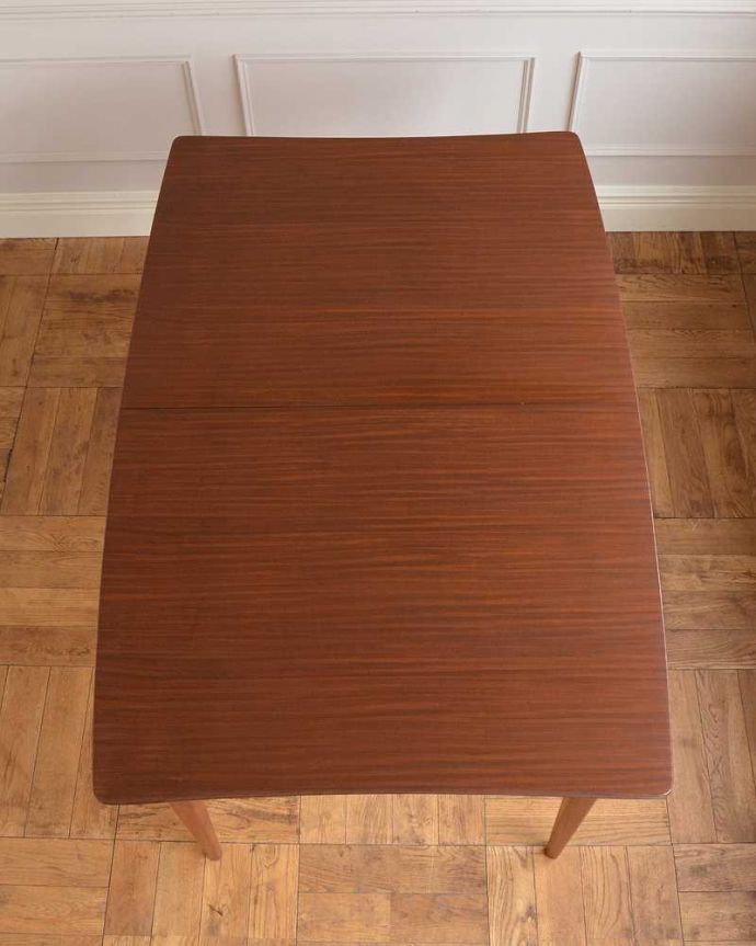 アンティークのテーブル　アンティーク家具　北欧スタイルのヴィンテージ家具、伸張式のダイニングテーブル（エクステンションテーブル）。上から見るとこんな形天板を足す前はこんな形です。(x-1182-f)