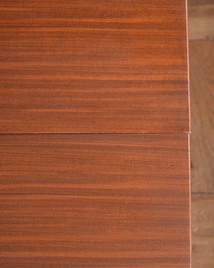 アンティークのテーブル　アンティーク家具　北欧スタイルのヴィンテージ家具、伸張式のダイニングテーブル（エクステンションテーブル）。シンプルな木目がカッコイイ天板を近くで見てみるとこんな感じです。(x-1182-f)