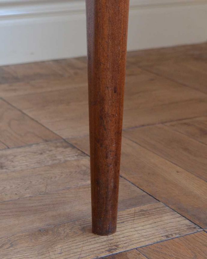 アンティークのテーブル　アンティーク家具　北欧スタイルのヴィンテージ家具、伸張式のダイニングテーブル（エクステンションテーブル）。持ち上げなくても移動できます！Handleのアンティークは、脚の裏にフェルトキーパーをお付けしていますので、持ち上げなくても床を滑らせて移動させることが出来ます。(x-1182-f)