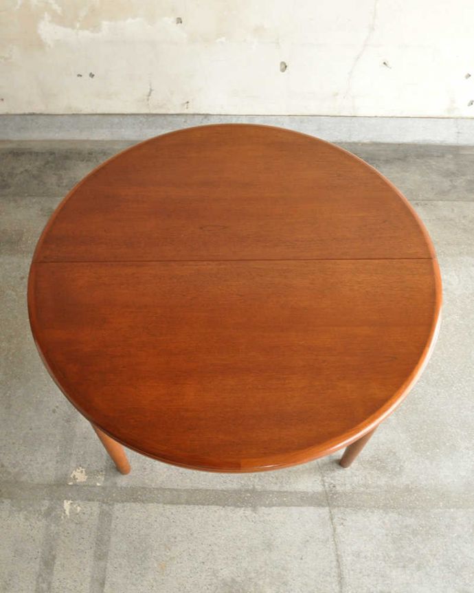 アンティークのテーブル　アンティーク家具　伸張できるアンティーク伸張式ダイニングテーブル （White&Newton）。上から見るとこんな形天板を足す前はこんな形です。(x-1183-f)