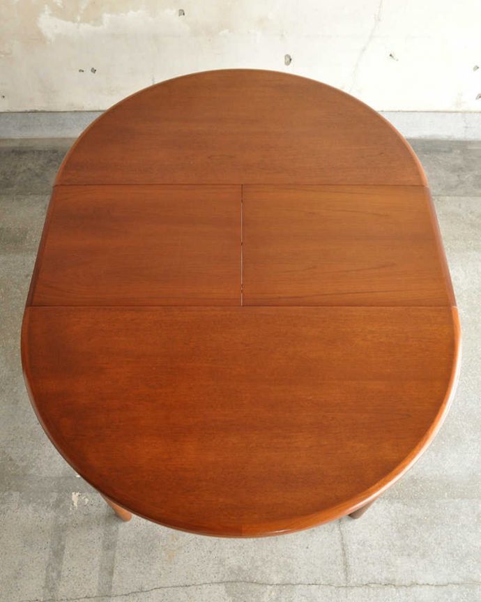 アンティークのテーブル　アンティーク家具　伸張できるアンティーク伸張式ダイニングテーブル （White&Newton）。天板もピカピカにお直ししました。(x-1183-f)